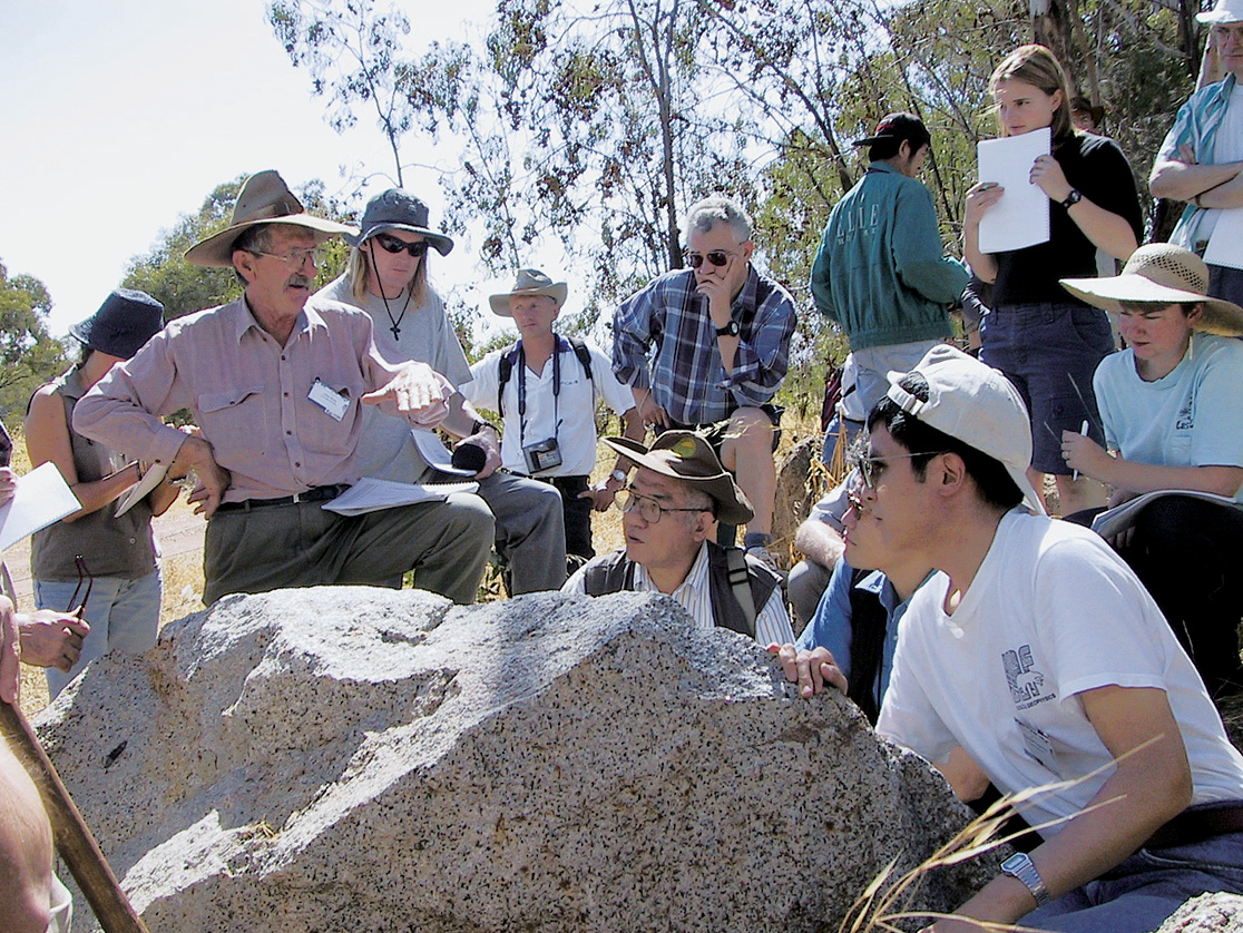 オーストラリアの花崗岩研究（右下が本人）